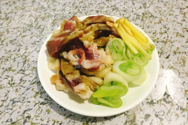 腊肉炖土豆的做法图解2