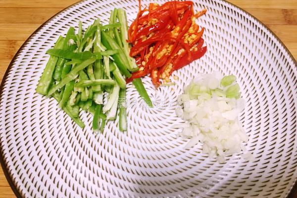 青红椒炒土豆丝的做法图解2