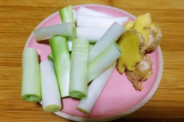 莲藕腔骨汤的做法图解4