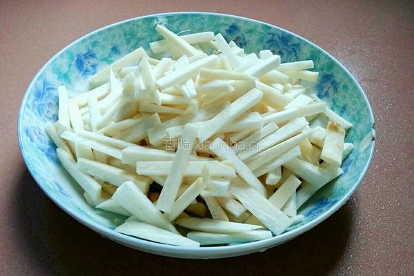 胡萝卜炒杏鲍菇的做法图解1