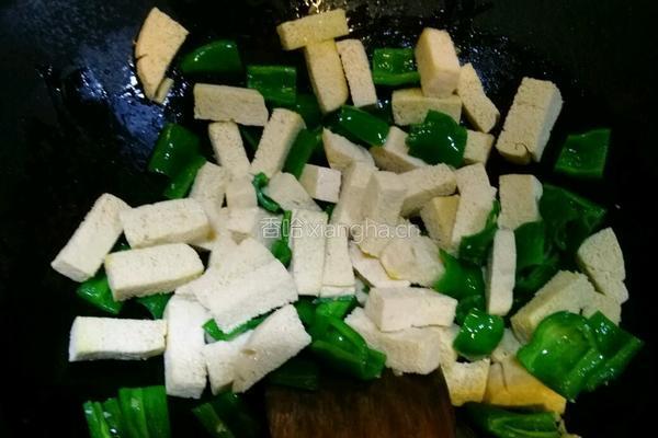 辣椒炒冻豆腐的做法图解3