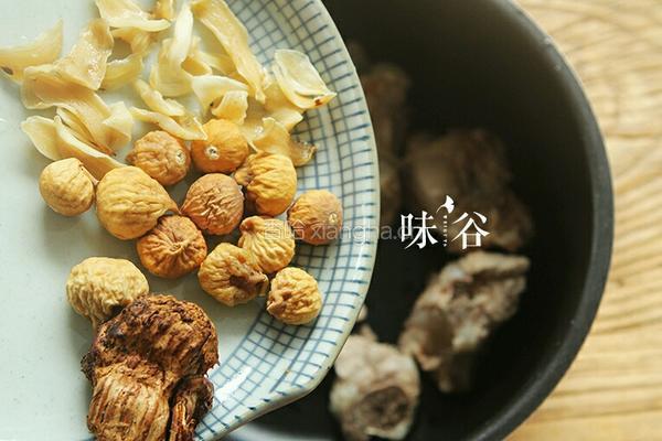 罗汉果煲猪骨汤的做法图解4