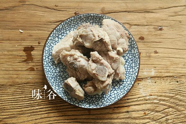 鱼腥草猪骨汤的做法图解3