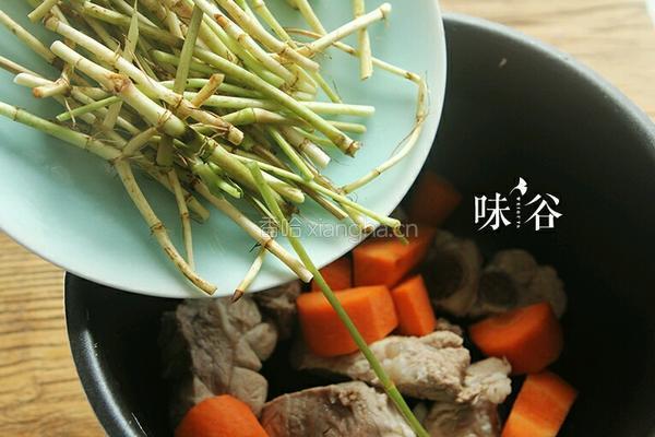 鱼腥草猪骨汤的做法图解5