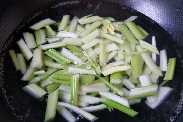 芹菜炒肉的做法图解2