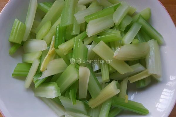 芹菜炒肉的做法图解3