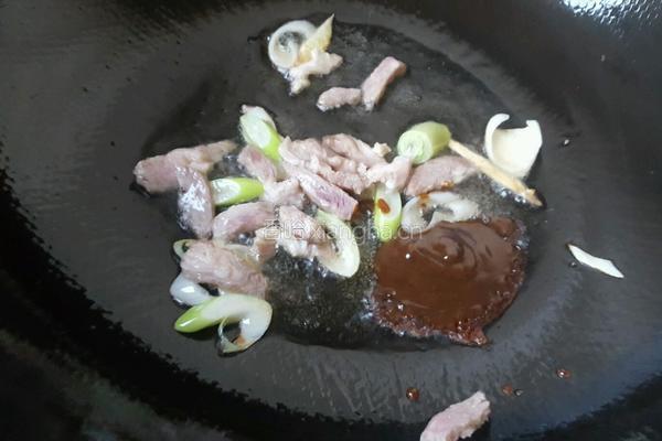 芹菜炒肉的做法图解6