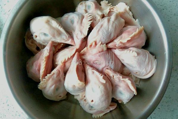 自制卤鸡头的做法图解1