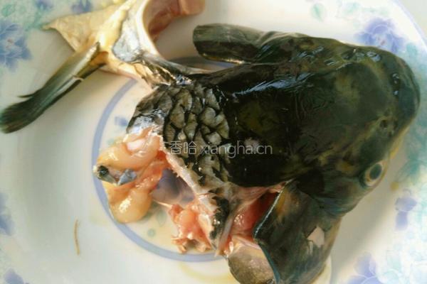砂锅鱼头豆腐的做法图解1