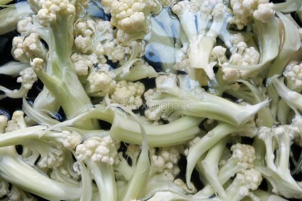 花菜炒肉的做法图解2