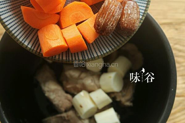 红萝卜排骨汤的做法图解5