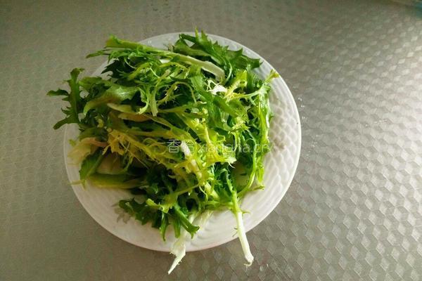 蒜茸苦菊拌晶粉的做法图解1