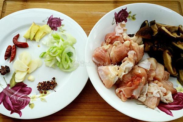 香菇炖鸡块的做法图解1