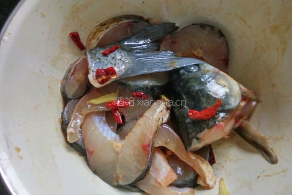红烧草鱼豆腐的做法图解1