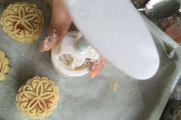 莲蓉蛋黄月饼的做法图解9