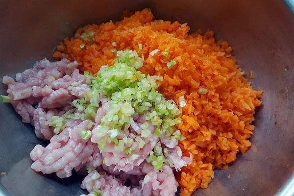 猪肉胡萝卜馅饺子的做法图解4