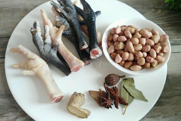 鸡脚煲花生的做法图解1
