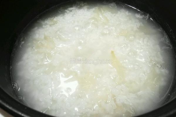 银耳香梨大米粥的做法图解3