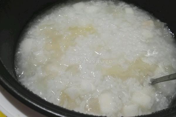 银耳香梨大米粥的做法图解5