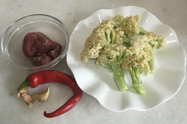 牛肉炒花菜的做法图解1