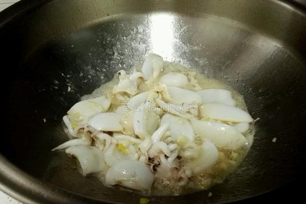 酸笋泡椒炒墨鱼仔的做法图解3