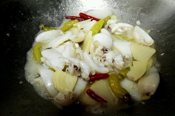 酸笋泡椒炒墨鱼仔的做法图解4