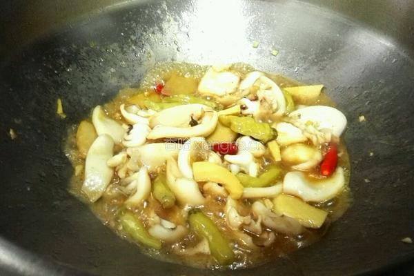 酸笋泡椒炒墨鱼仔的做法图解5