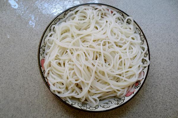 新疆炒米粉的做法图解1