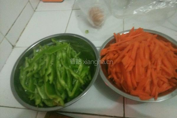 青椒胡萝卜炒肉的做法图解1