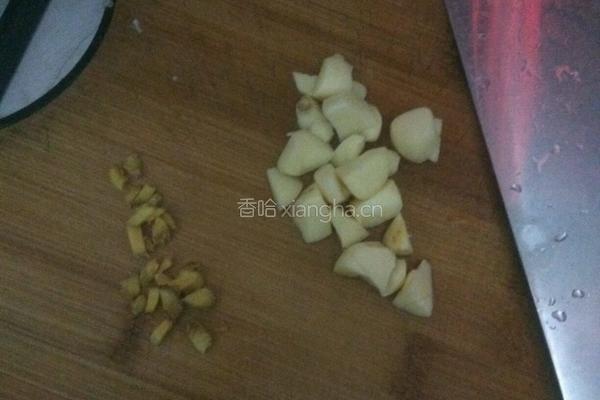 青椒胡萝卜炒肉的做法图解3
