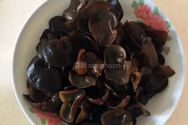 木耳炒鸡蛋的做法图解1