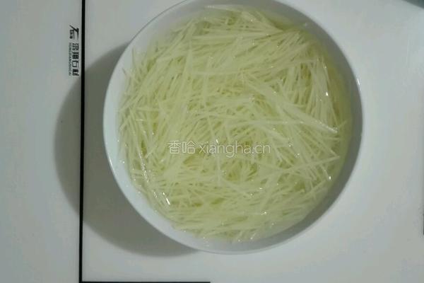 酸菜洋芋汤的做法图解1