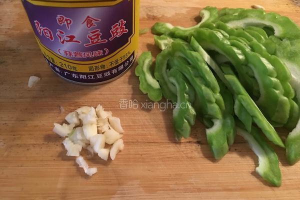 豆豉炒苦瓜的做法图解1