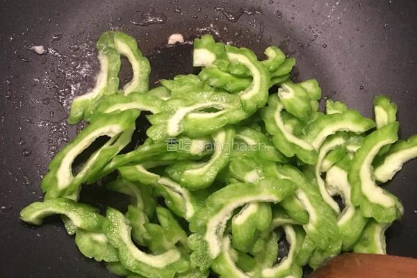 豆豉炒苦瓜的做法图解4