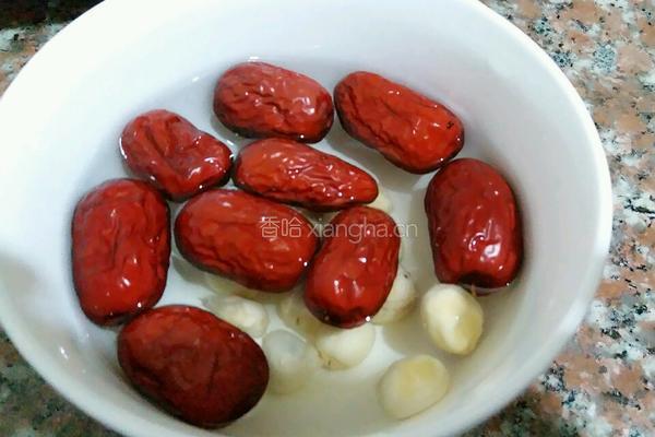 桂圆红枣木耳羹的做法图解3