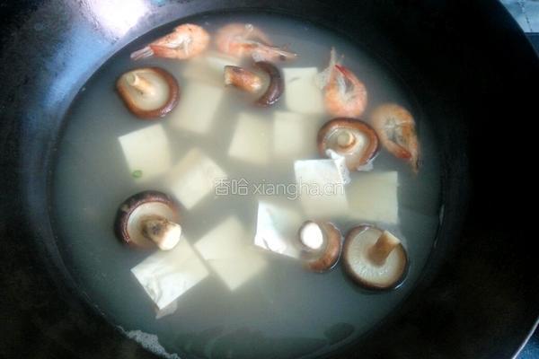 香菇海虾豆腐汤的做法图解5