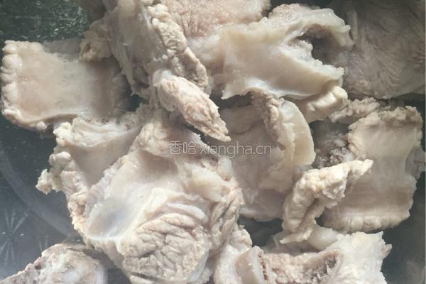 排骨土豆汤的做法图解1