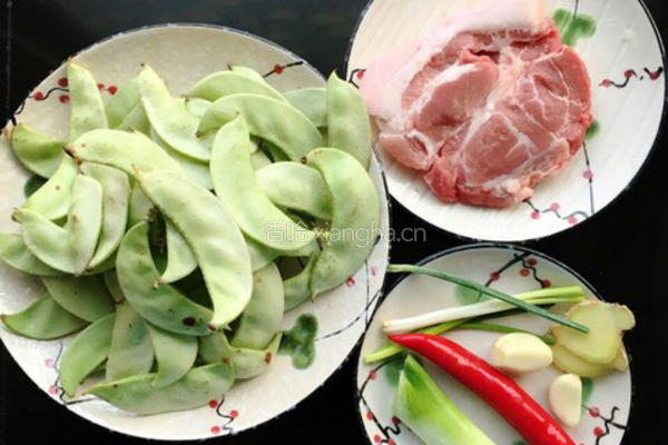 酱肉扁豆的做法图解1