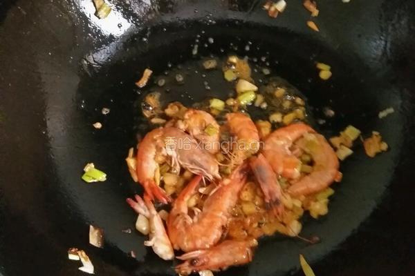 西红柿鸡蛋大虾面条的做法图解2