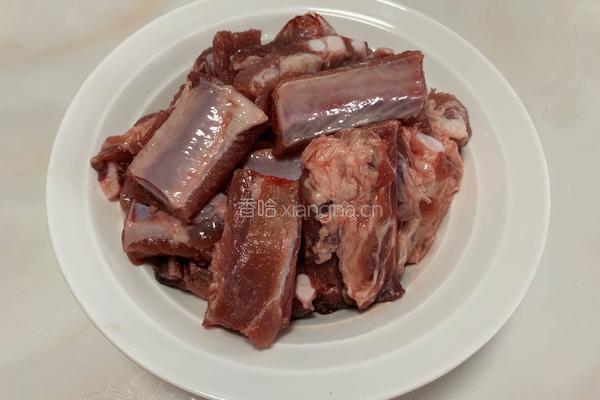 排骨炖豆角的做法图解1