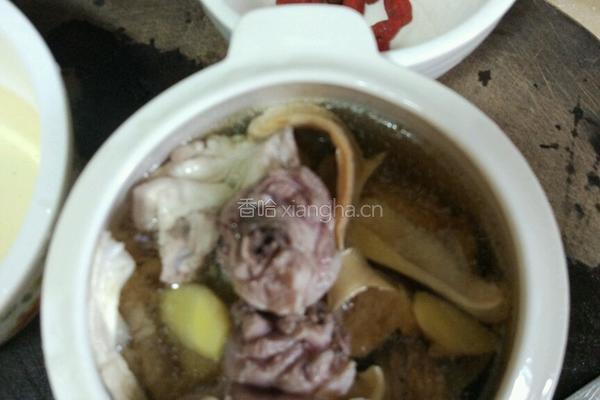 松茸土鸡汤的做法图解3