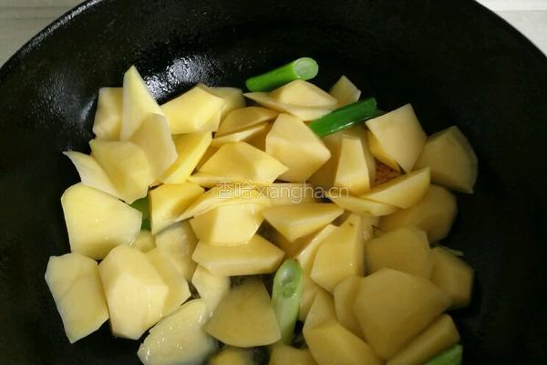 土豆炖牛肉的做法图解1