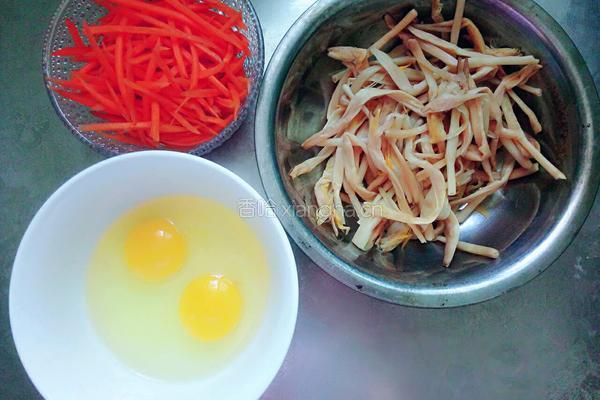 黄花菜炒鸡蛋的做法图解1