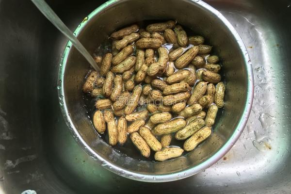 蒜香花生的做法图解1
