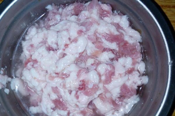 红枣桂圆鲜菇粥的做法图解2