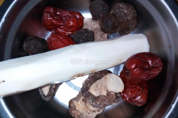红枣桂圆鲜菇粥的做法图解3