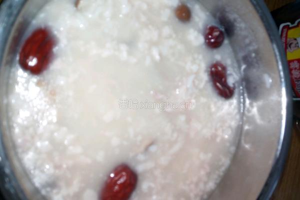 红枣桂圆鲜菇粥的做法图解7