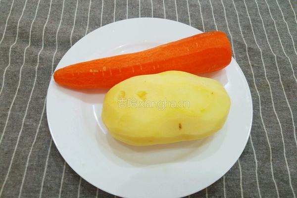 胡萝卜炒土豆的做法图解1