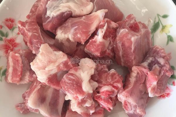 红萝卜烧排骨的做法图解1