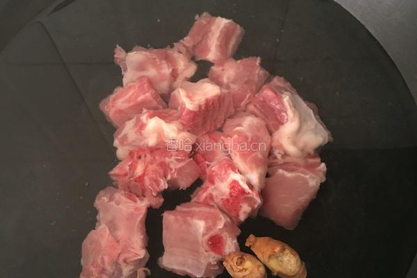 红萝卜烧排骨的做法图解2